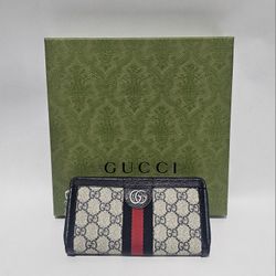 Gucci 
GG Supreme  Wallet 