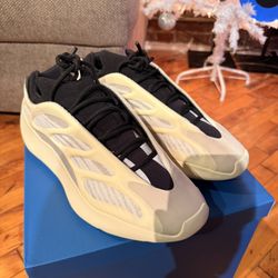 adidas Yeezy 700 V3