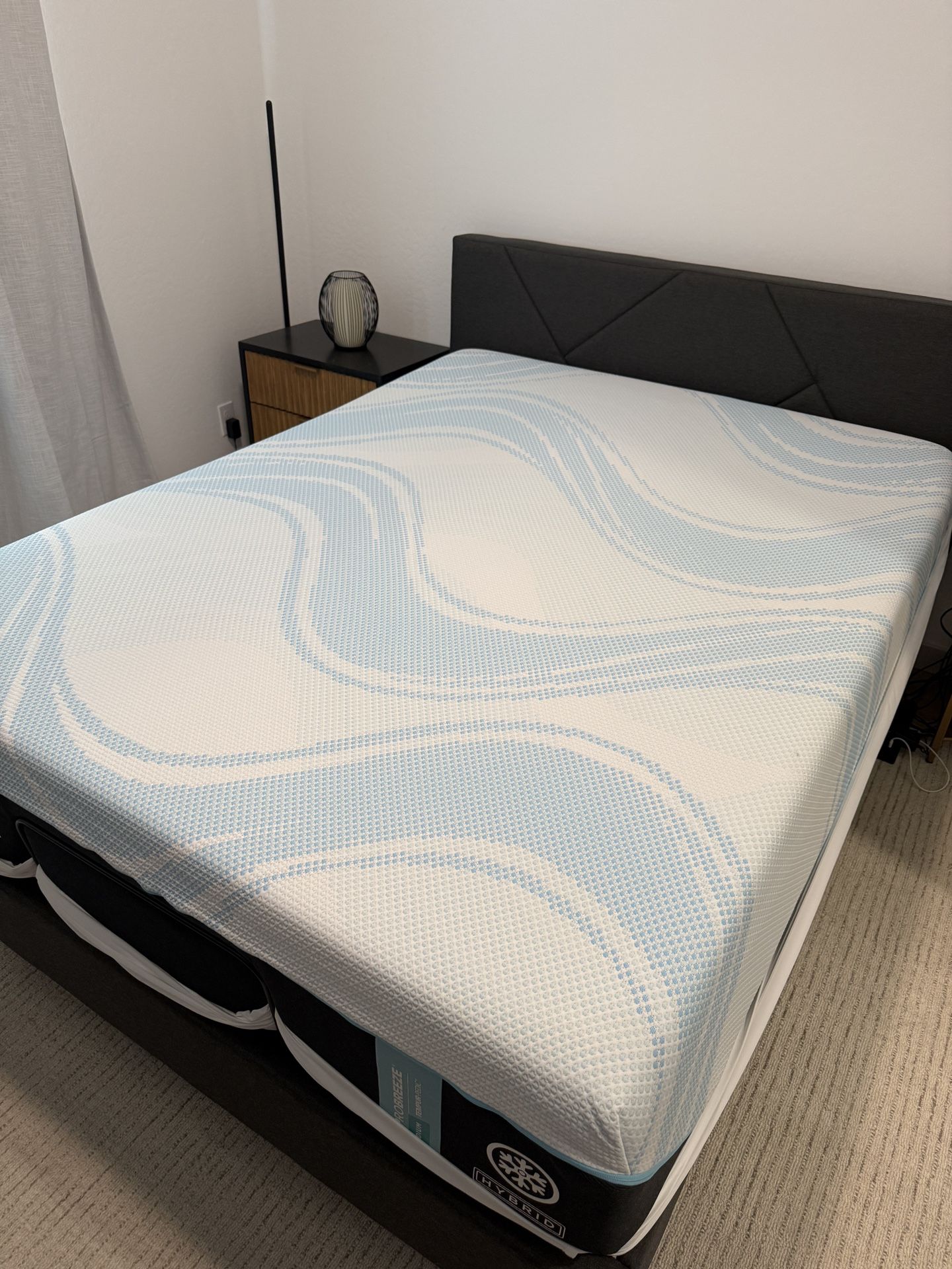 Tempur-Pedic TEMPUR-ProBreeze Medium Hybrid Queen Mattress – Cooling, Like New