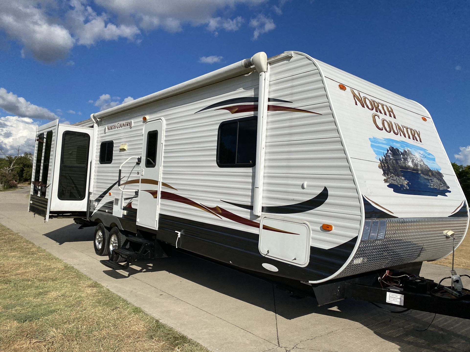 2013 north country 32 ft.² double slides, central AC and heating flatscreen TVs fireplace full size bathroom very clean in and out non-smoker no pets