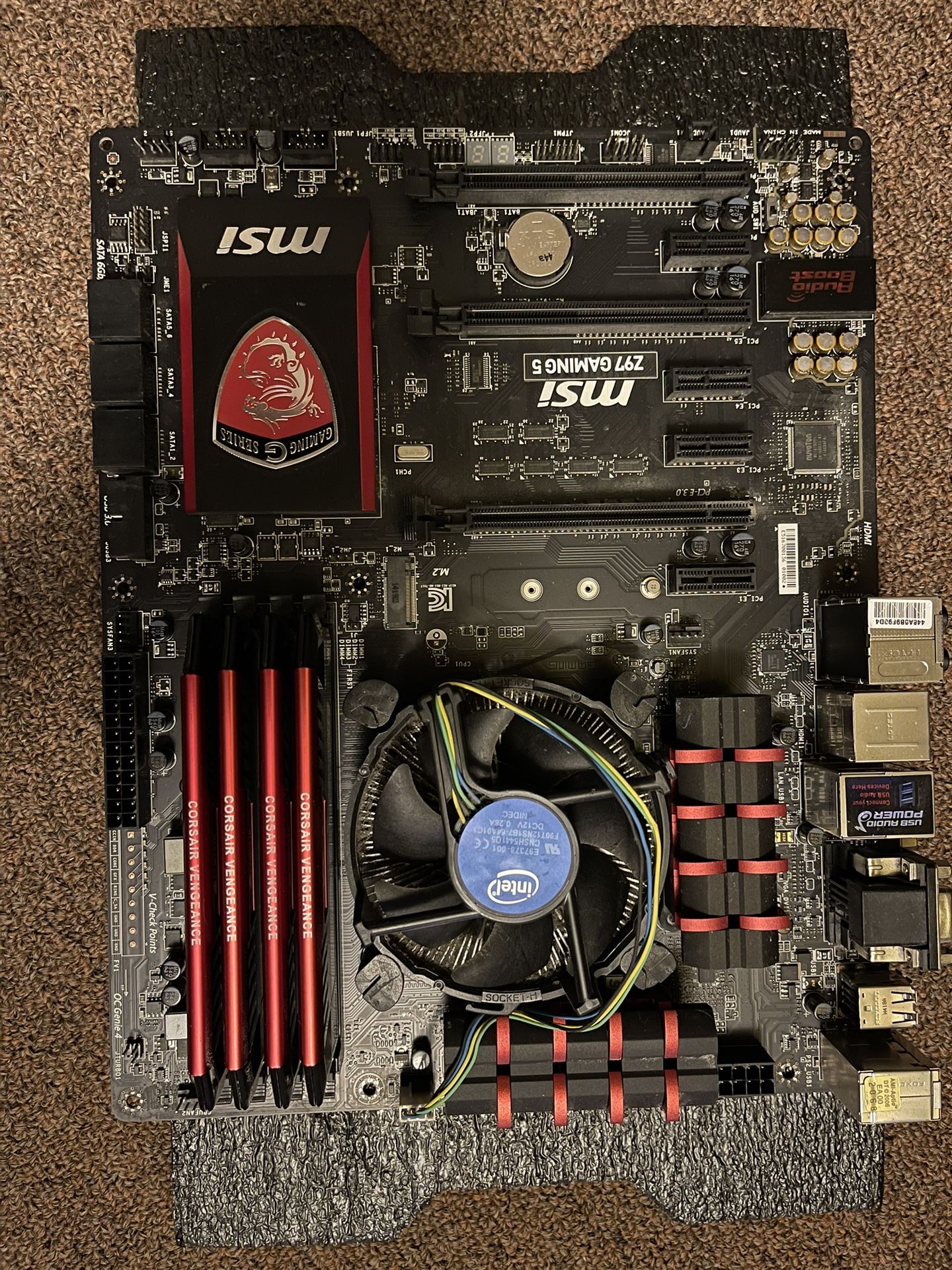 MSI Z97 GAMING 5 Desktop Motherboard with 32gb of Corsair Vengeance DDR3 and a i5 4460.