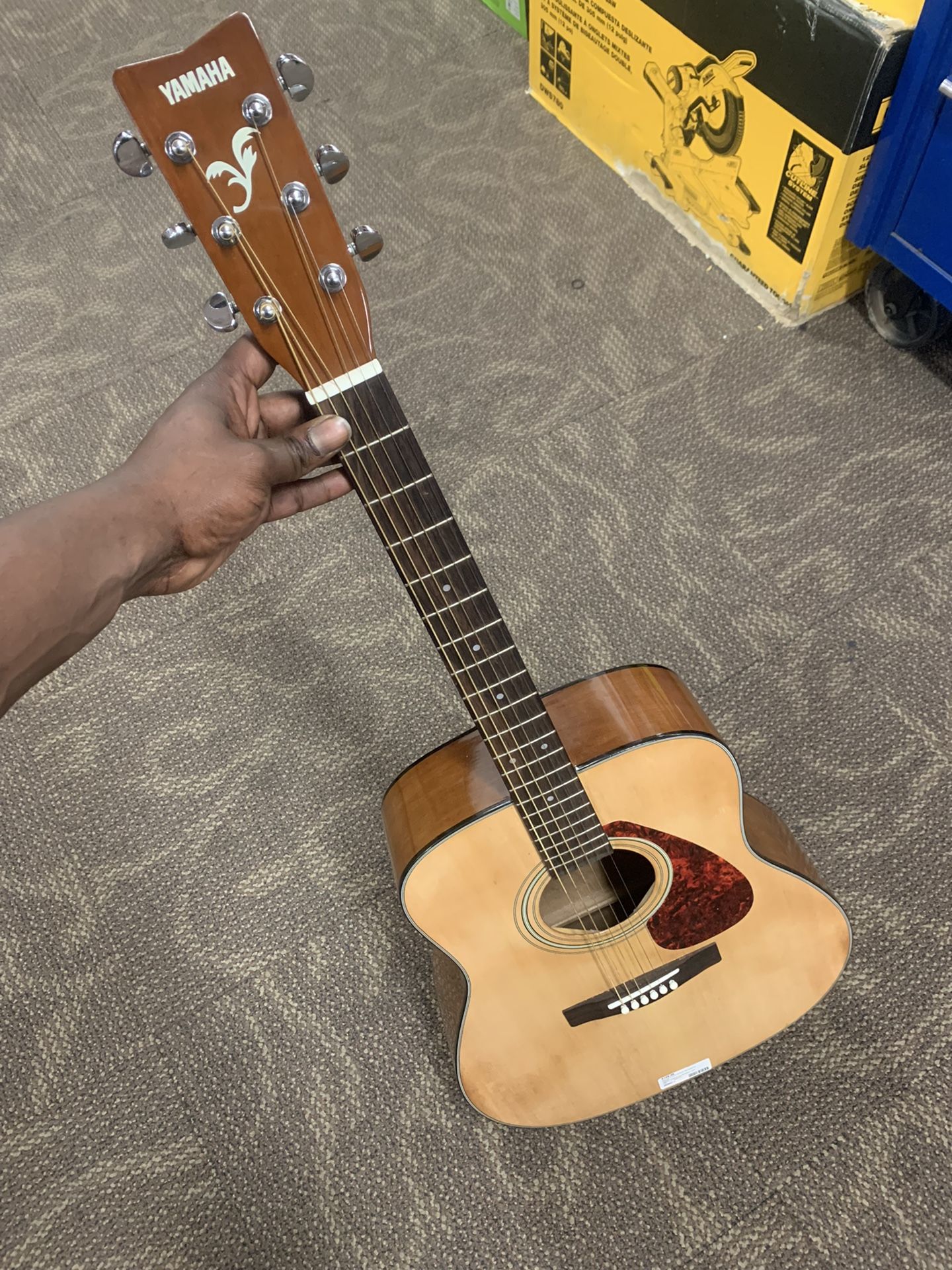 GUITAR/COUSTIC, MUSICAL INSTRUMENTS YAMAHA ACOUSTIC GUITAR W/SOFT CASE