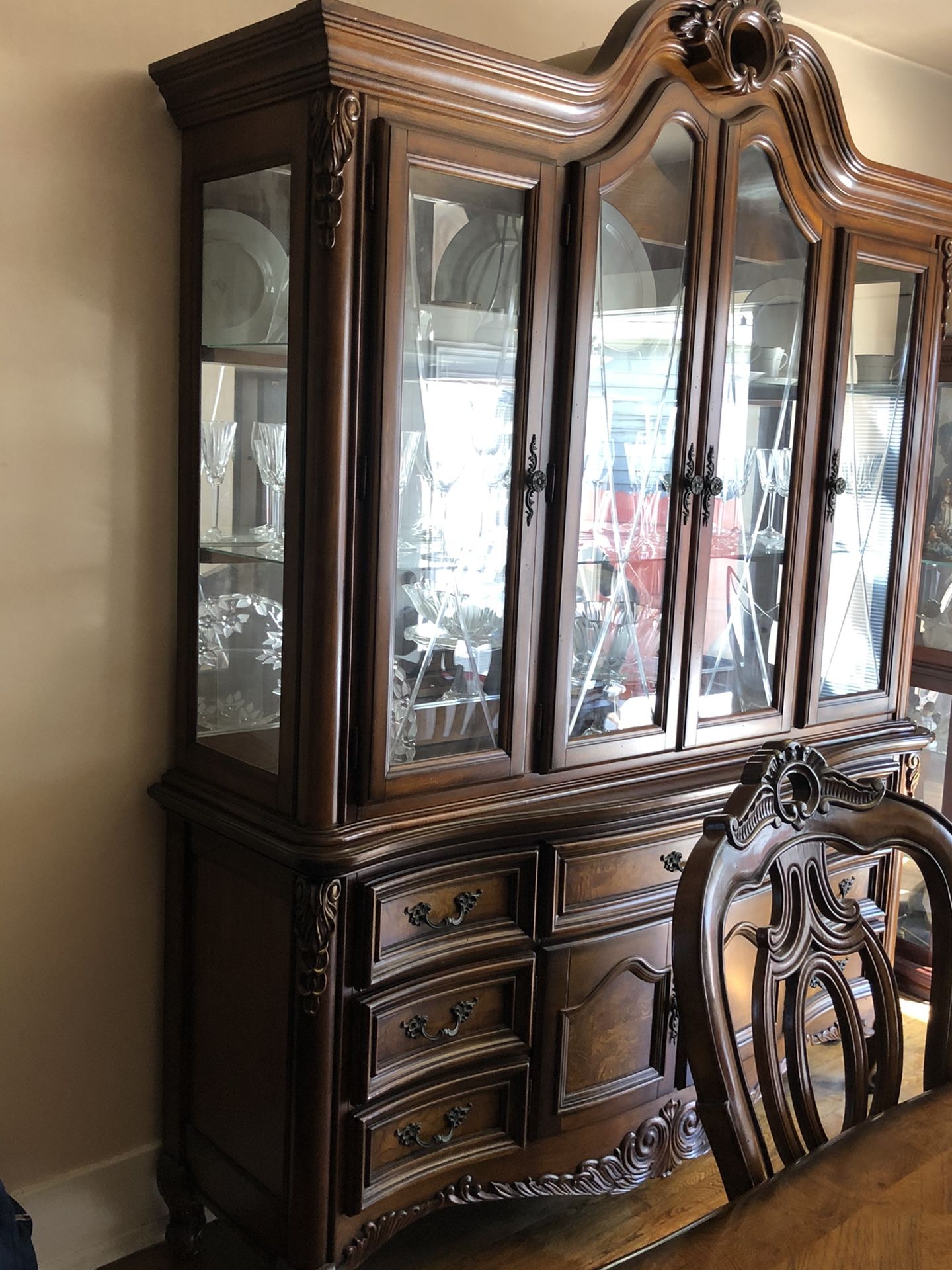 Dining room table and China. Excellent condition