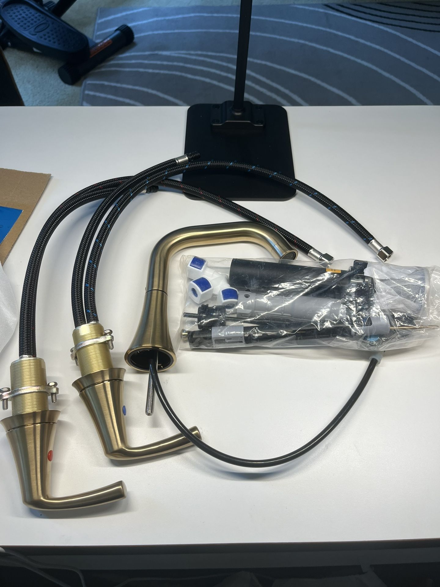 Widespread bathroom faucet