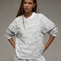 NWT American Eagle Everyday Luxe Cropped Cut-Off Sweatshirt-Camo-Small