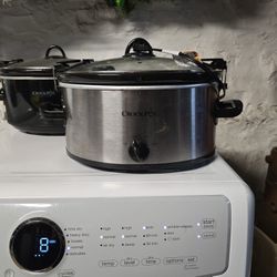 Large crock pot, excellent condition bailey ever used