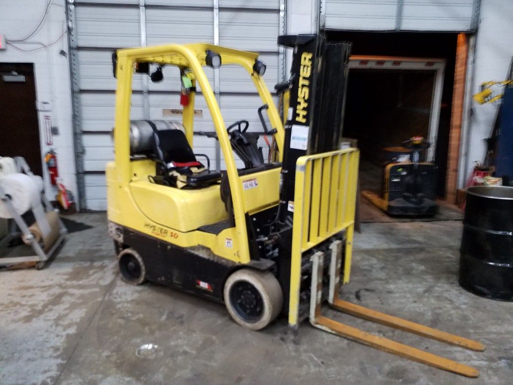 2013 Hyster S40FTS 4000# capacity Propane forklift W/ side shift and 3 stage mast