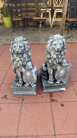 2 Lion Statue  2 Ft Tall Lightweight