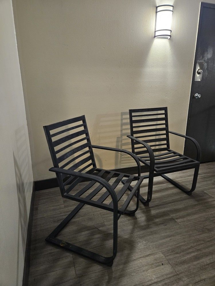 2 Beautiful Patio Chairs ( Metal Frame )