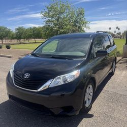 2014 Toyota Sienna Le 8 Seater