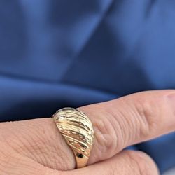 14k Gold Diamond Cut Dome Ring Vintage 
