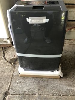 HISENSE DESHUMIDIFIER 70 PINTS NEW