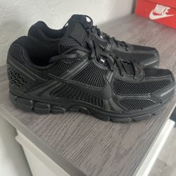 Black Nike Vomero 5