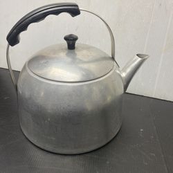 Vintage Wear-Ever 1405 Teapot Kettle Aluminum Bakelite Handle Knob 1 Gal. 1950s USA