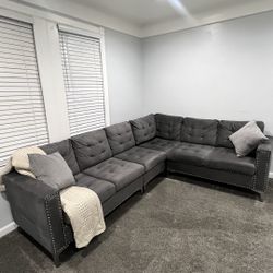 M odern Grey Sectional Sofa with Matching Chair – Excellent Condition!