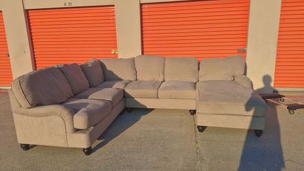 🛋️ Huge Ultra-Cozy Cream Chaise Sectional – FREE DELIVERY! 🚚