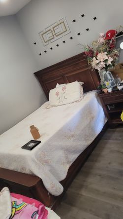Cama tamaño Queen cajonera y buro