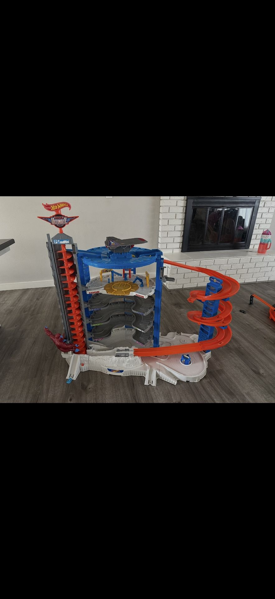 Hot Wheels - Super Ultimate Garage - FREE