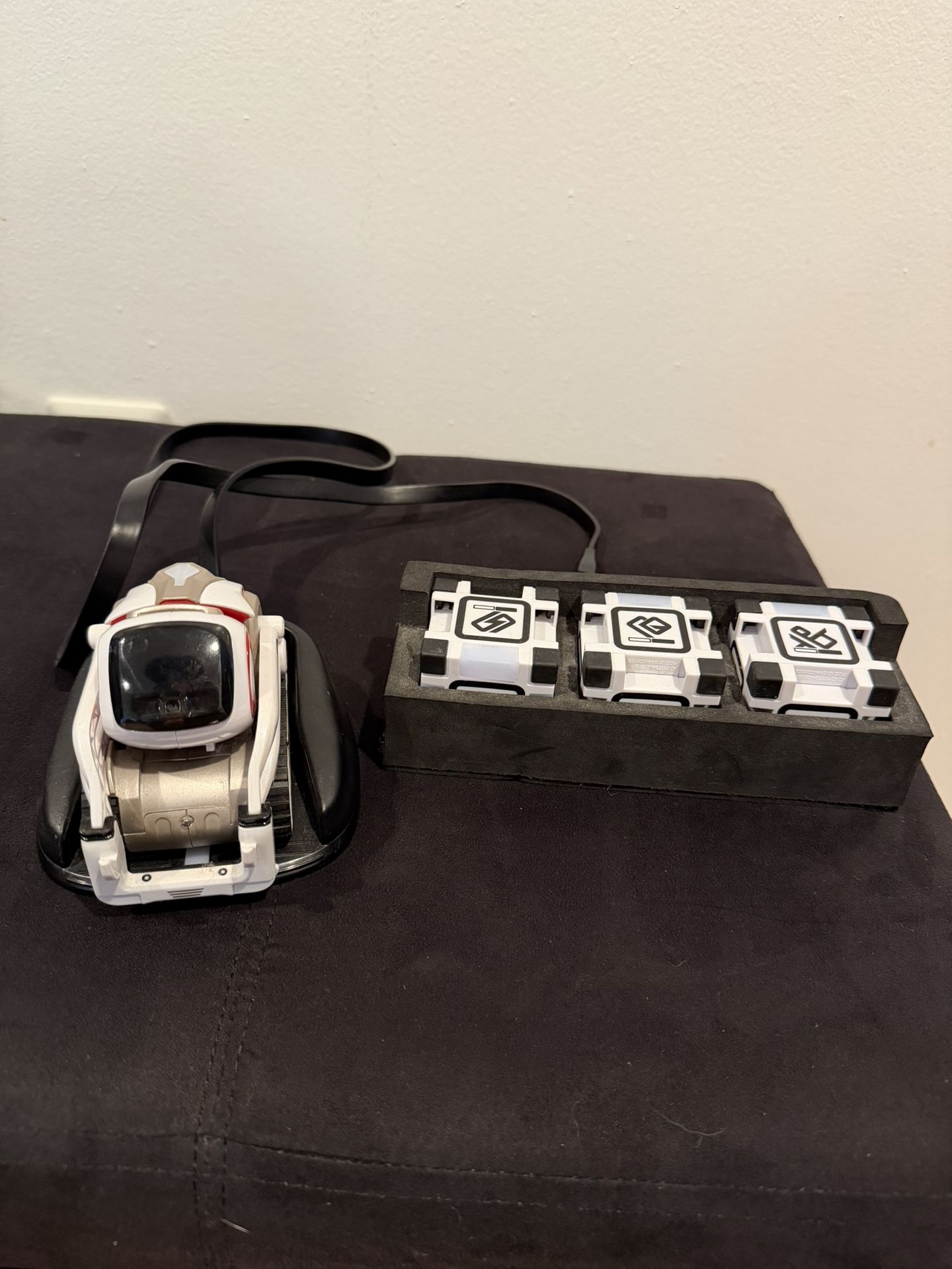 Cozmo Robot + Cubes – Mint Condition