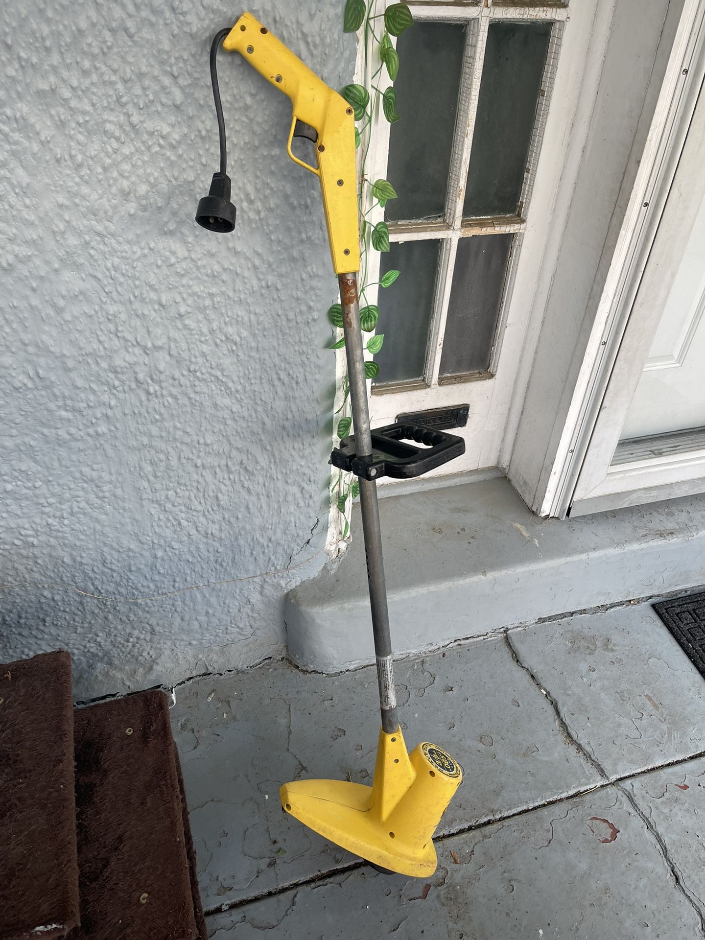 Weedwhacker Craftman Heavy Duty Semi-Automatic $30 p/u meet/deliver see details/pics 19026