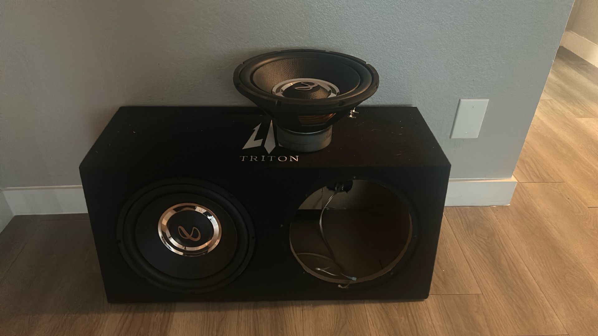 2 Infiniti Harman 12s