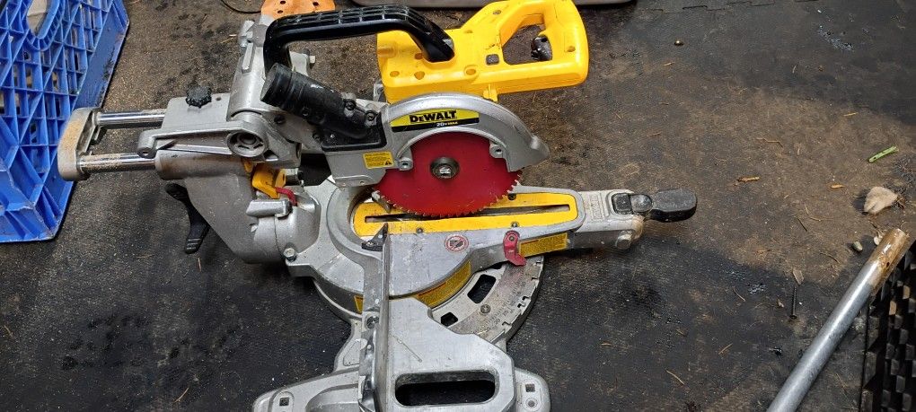 DeWalt 7 1/4 In Compound Mitre Saw