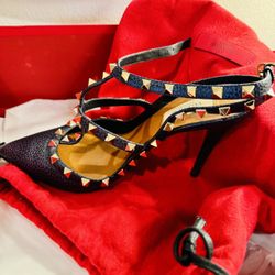  Valentino Garavani Shoes (Black)