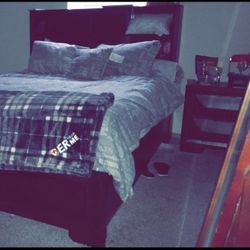 Bedroom Set In Walnut  4 Pc Set