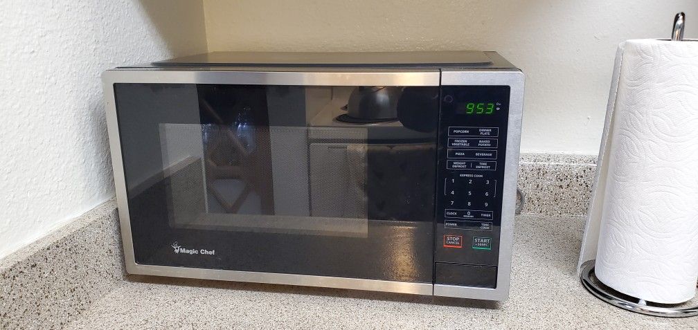 Magic Chef 0.7 CuFt Countertop Microwave Oven