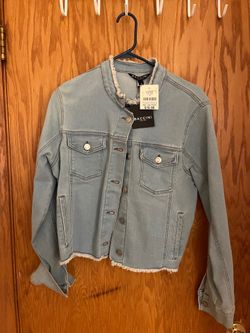 Baccini women’s light wash jean jacket size medium