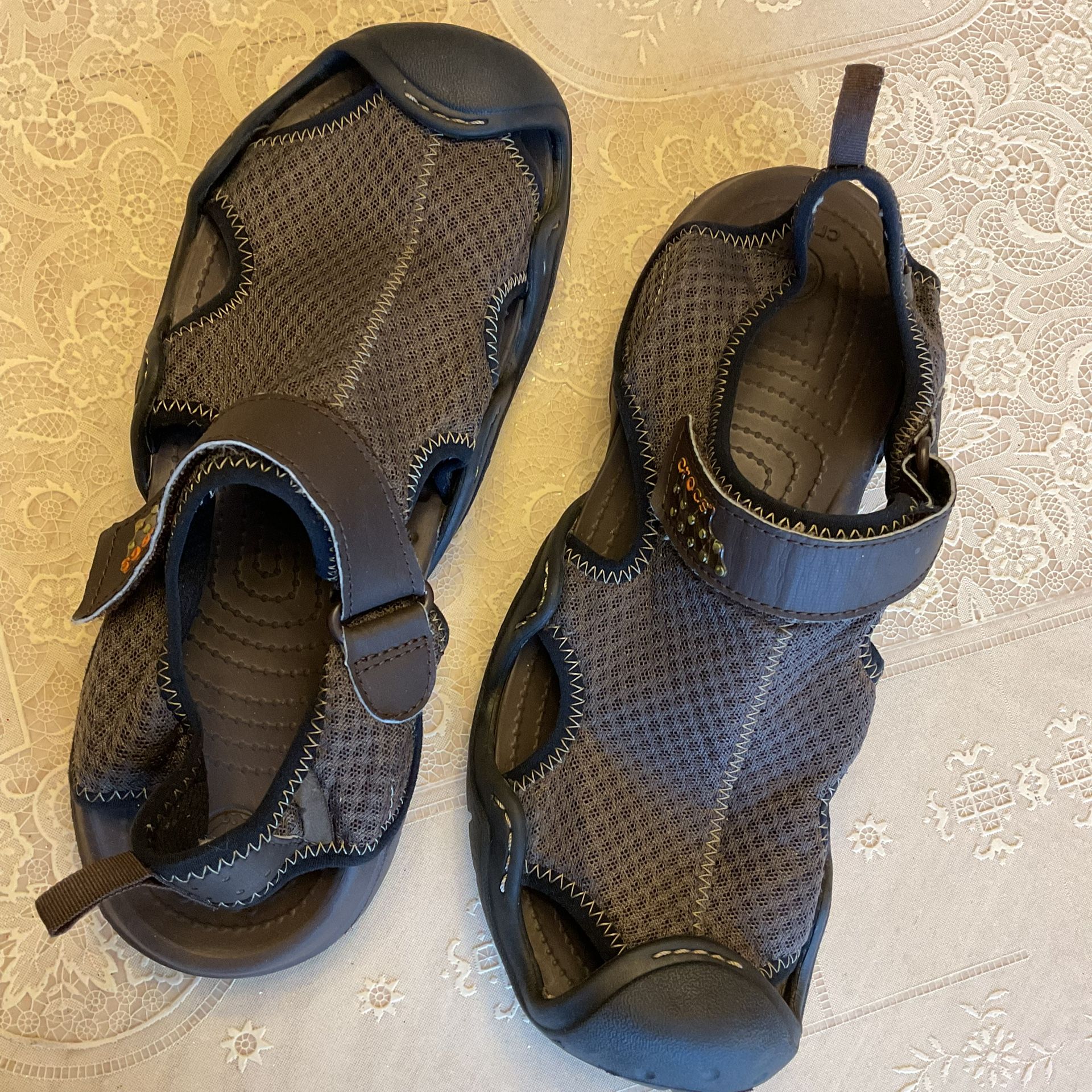 Crocs 9.5 Men’s Sandals — Adjustable Top & Heel Straps