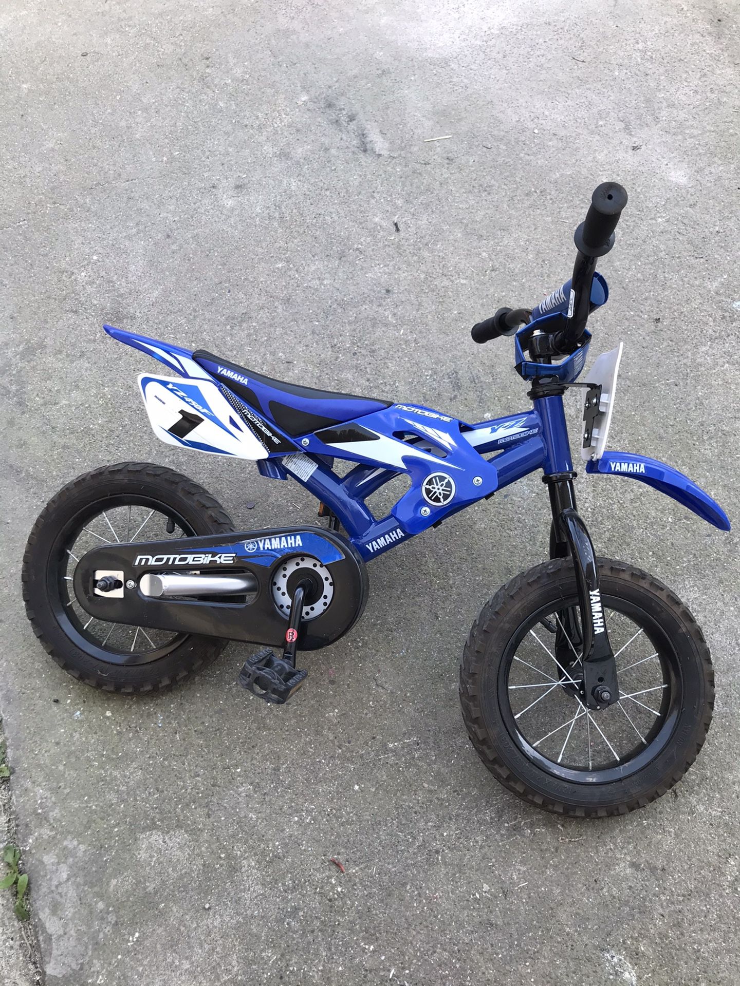 Yamaha bike with training wheels like new !!