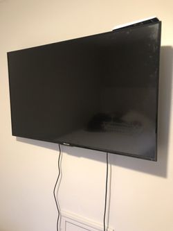 Hisense 50” smart tv with full motion mount included