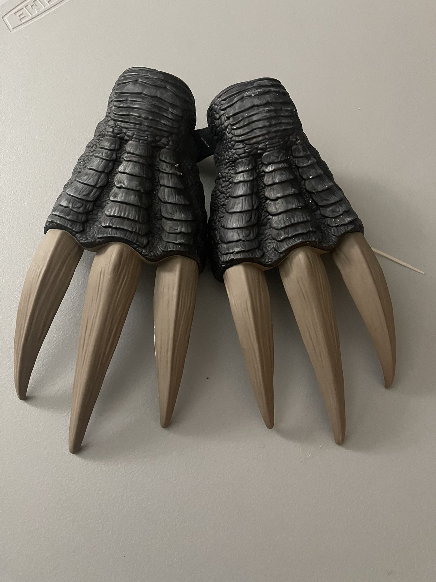 Jurassic World Dominion Therizinosaurus Dinosaur Claws Halloween Costume 