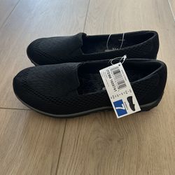 Skechers Relaxed Fit - Women’s Size 11 - NEW IN BOX 
