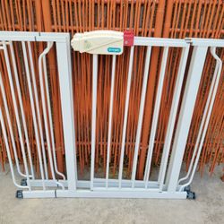 2 Regalo Toddler Gates + 2 Extensions