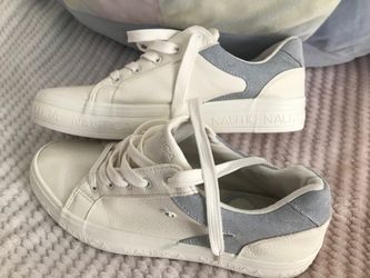 Tennis shoes size 10
