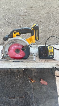 Dewalt circular saw with  2 battery’s and charger