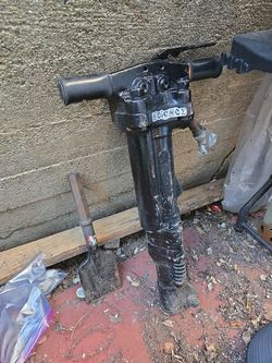 Pneumatic jack hammer