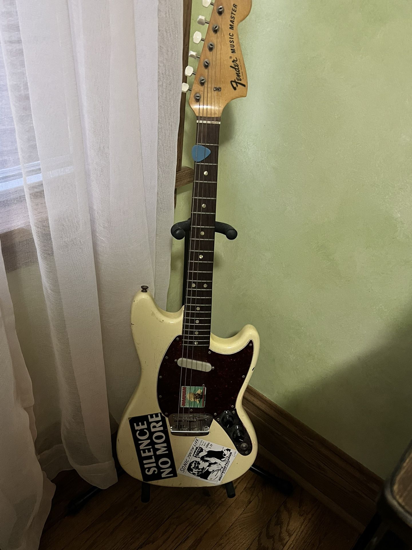 Vintage 1973 Fender MusicMaster Electric Guitar With Hard Case 