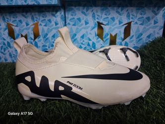 Soccer cleats us size 3.5youth
