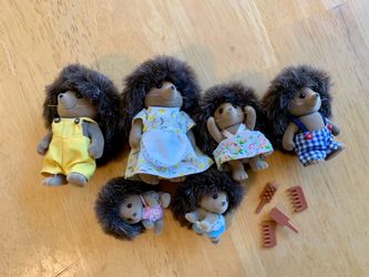 Collectable Calico Critters / Sylvanian Families Hedgehog Family Lot of 6 Figures & Accessories – Like New!