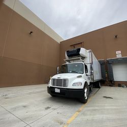 2012 Freightliner M2 106 Business class 26ft Reefer
