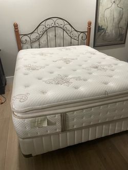 Queen bed Sterns&Foster mattress+box springs+Headboard