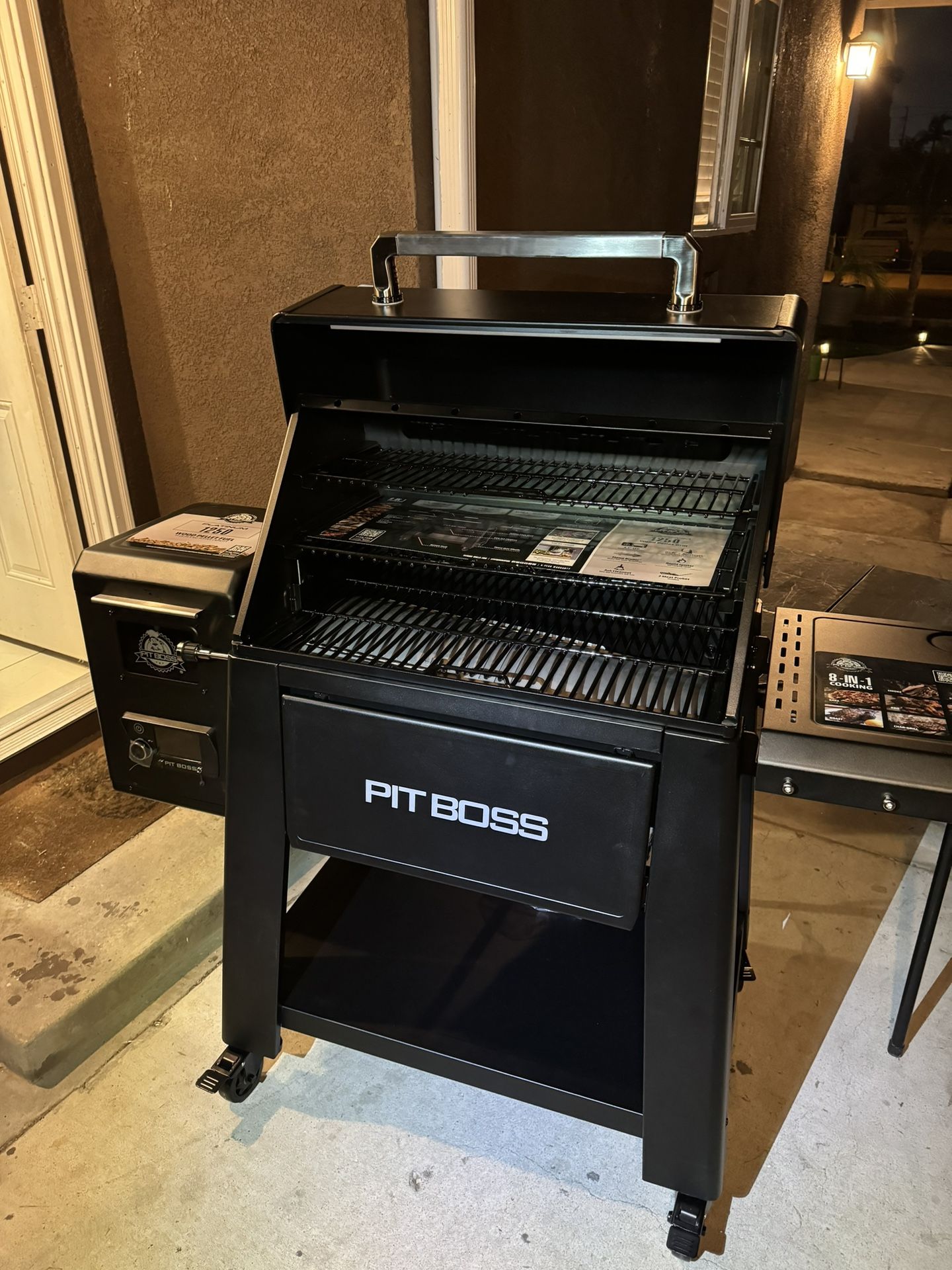 Pit Boss Platinum 1250 Connected Wood Pellet Grill with Wi-Fi° and PID Controller