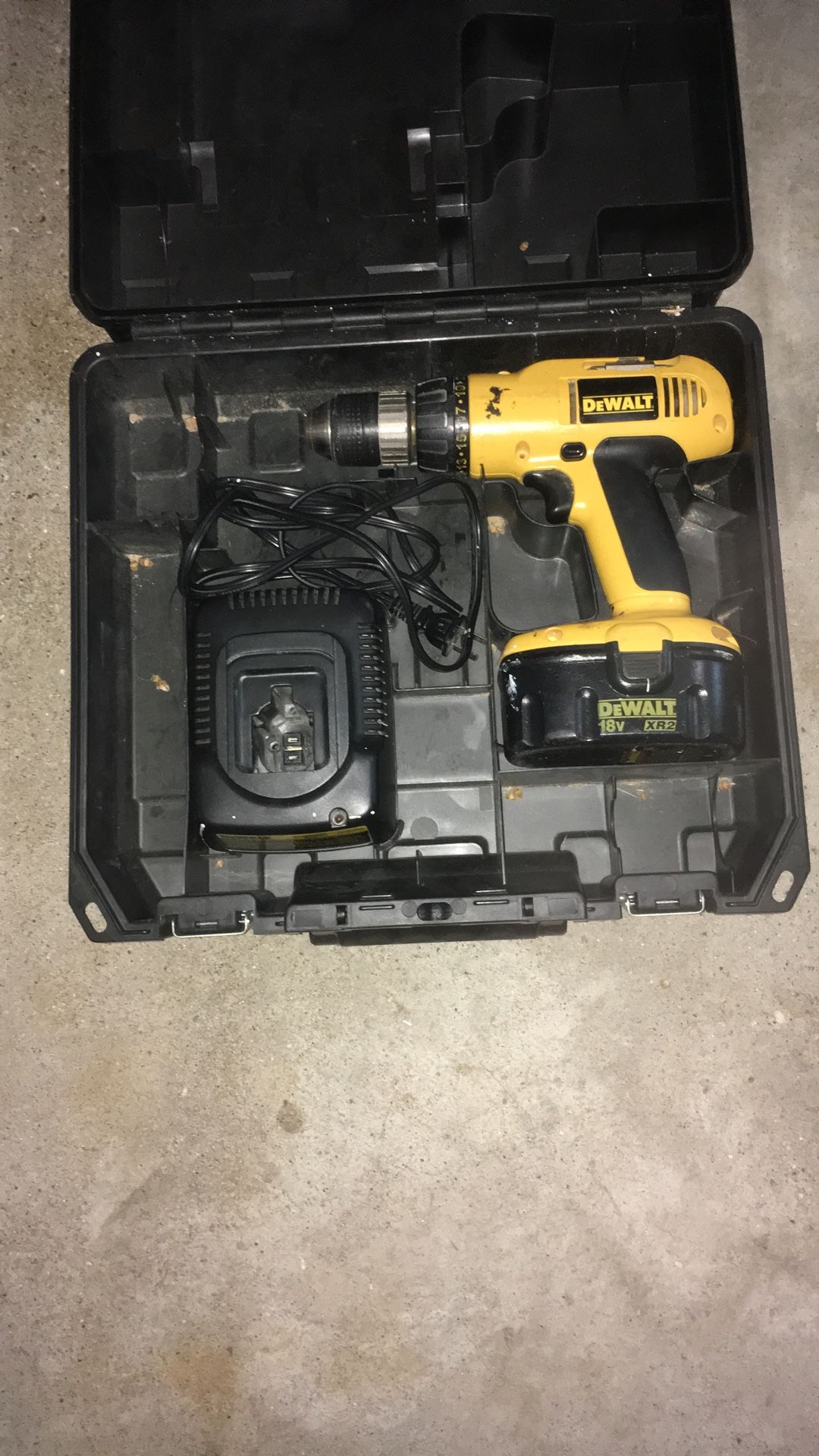 DeWalt Cordless Drill DW995 With Case, Battery, And Charger. Works.
