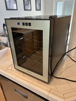 Emerson Wine Cooler 33L 9 Bottle With Interior Light And Window Door