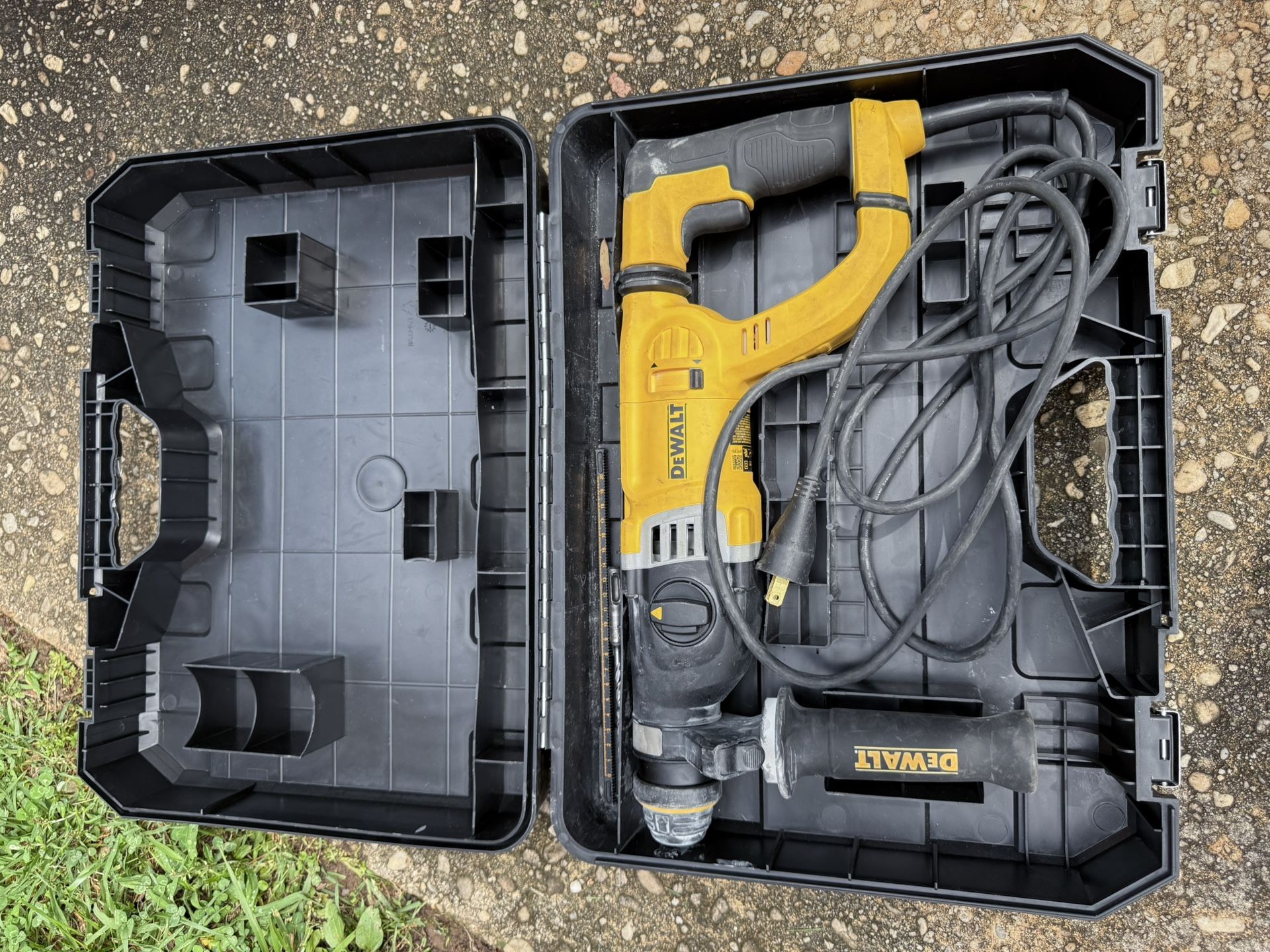 Dewalt 8.5 Amp 1-1/8 in. Corded SDS-PLUS D-Handle Concrete/Masonry Rotary Hammer Drill Kit