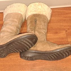 WOMAN'S UGGS SIZE 10 GOOD CONDITION SOME WEAR N TEAR $15  ORIGINAL PRICE $160 LOCAL PICK UP 