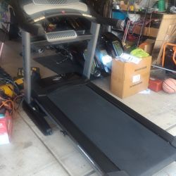 NORDICTRACK COMMERCIAL 1750 TREADMILL ( EXCELLENT CONDITION & DELIVERY AVAILABLE TODAY)